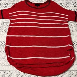 Thin sweater with 3/4 sleeves.